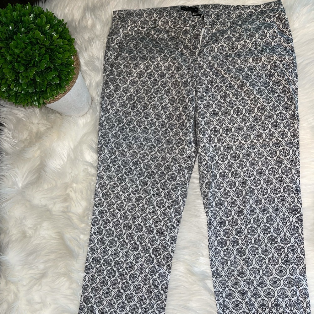 Stylish Adrienne Vittadini, Size 8, Black + White